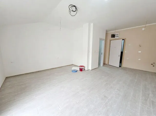 Дневна соба; плочице, потребна реновација, природно светло