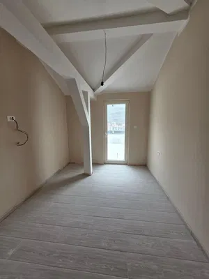 Остало; плочице, поглед, природно светло