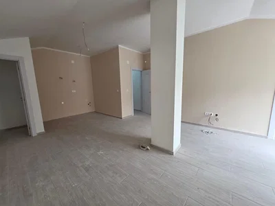 Дневна соба; плочице, потребна реновација