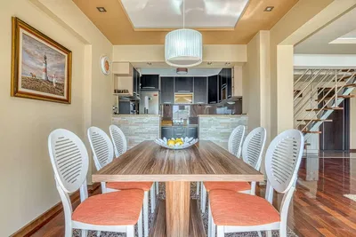 Кухиња; кухињски апарати, дрвени под, природно светло, модерни стил