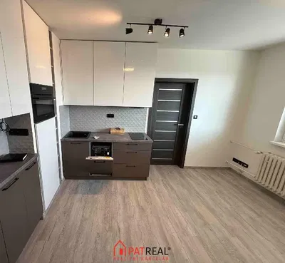 Küche; küchengeräte, tageslicht, moderner stil