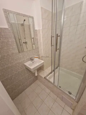Badezimmer; fliesenboden, tageslicht, renoviert