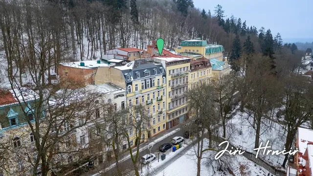 Dům a okolí; výhled