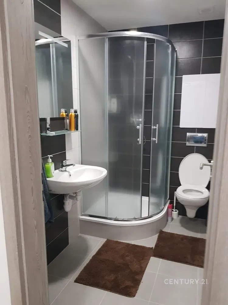 Salle de bain; carrelage, rénové, lumière naturelle