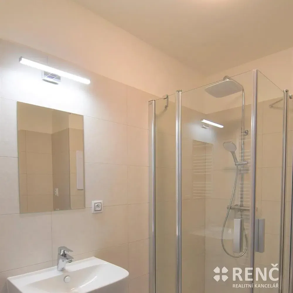 Banyo; fayans zemin, doğal ışık, tadilatlı