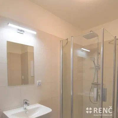 Banyo; fayans zemin, doğal ışık, tadilatlı