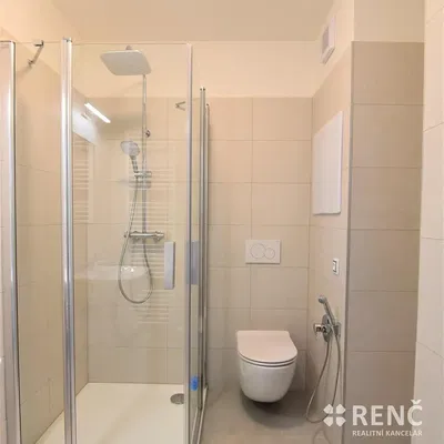 Banyo; fayans zemin, doğal ışık, tadilatlı