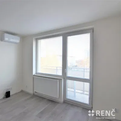 Oturma odası; manzara, ahşap zemin, doğal ışık, tadilatlı