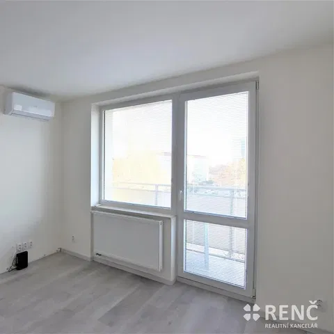 Obývací pokoj; výhled, dřevěná podlaha, přirozené světlo, po rekonstrukci