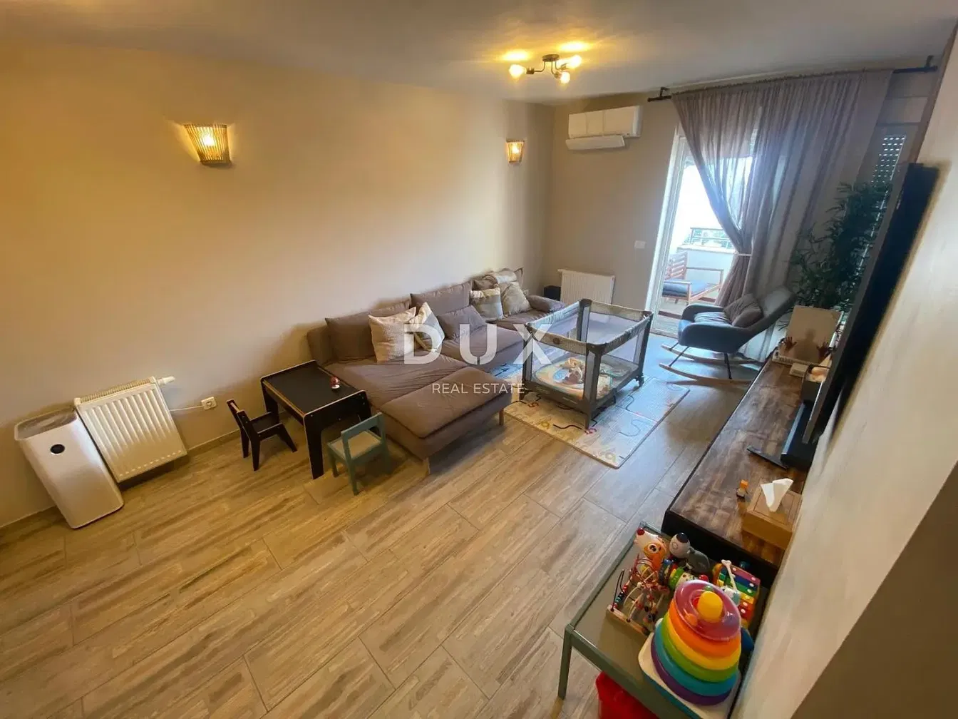 Salón; suelo de baldosas, vista, luz natural