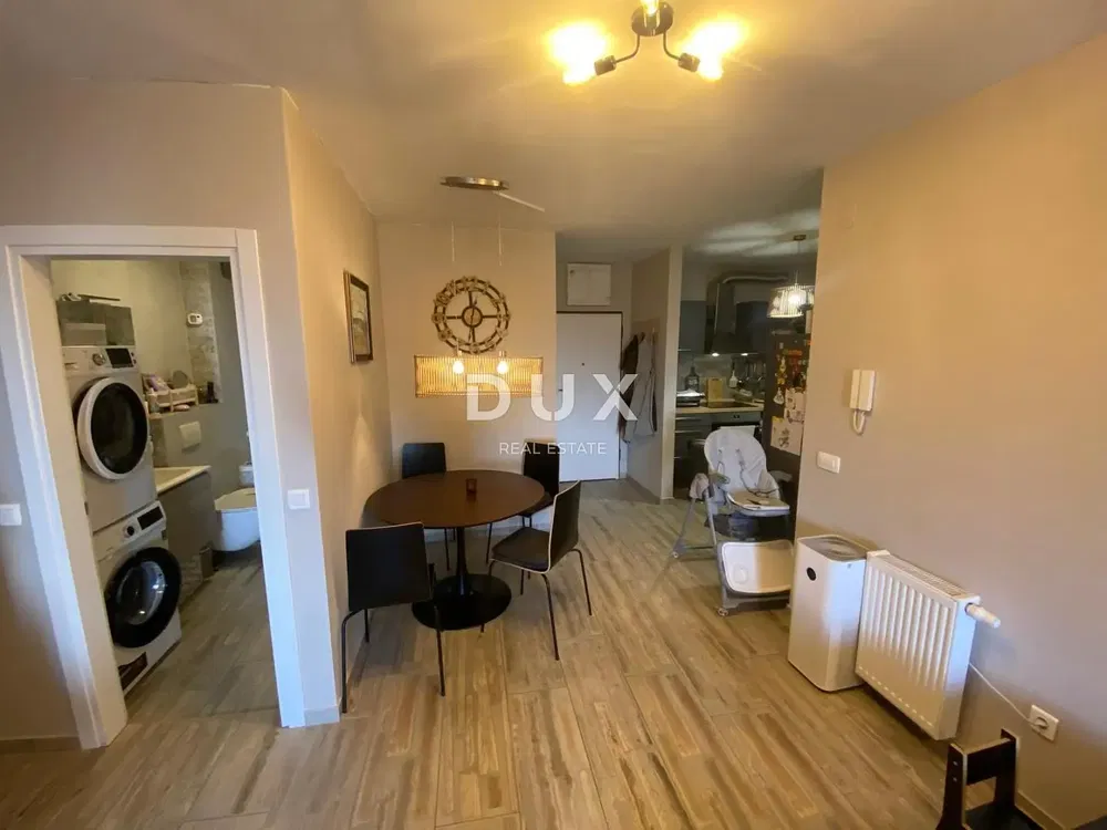 Comedor; suelo de baldosas, renovado, luz natural