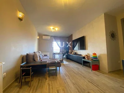 Salón; luz natural, estilo moderno