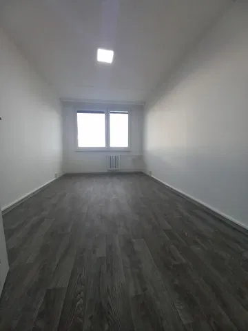 Chambre; lumière naturelle, carrelage
