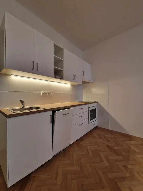 Cucina; elettrodomestici, pavimento in legno, ristrutturato, luce naturale, stile moderno