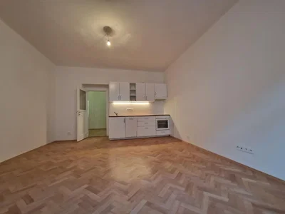 Cucina; pavimento in legno, luce naturale