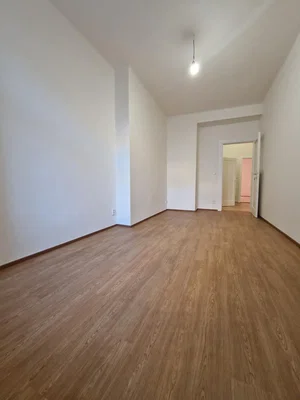 Soggiorno; pavimento in legno, luce naturale
