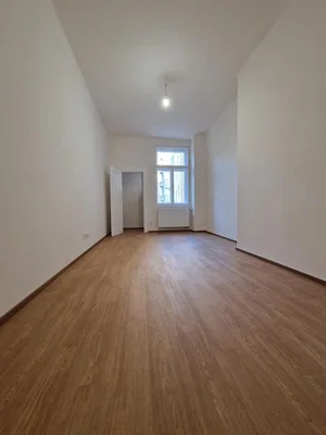 Soggiorno; luce naturale, pavimento in legno, ristrutturato