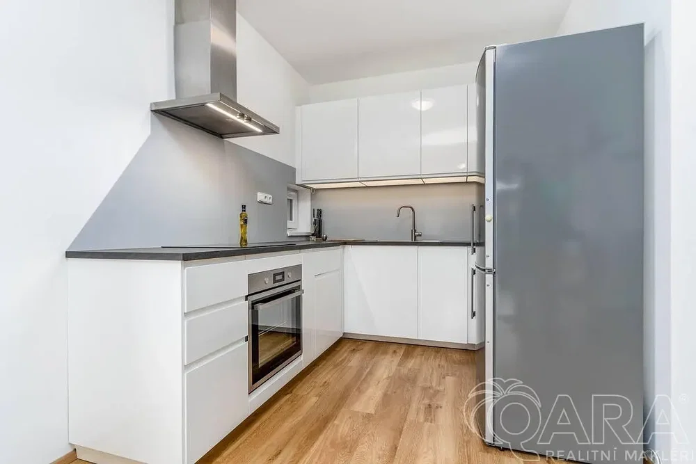 Küche; küchengeräte, holzboden, renoviert, tageslicht, moderner stil
