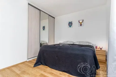 Schlafzimmer; holzboden, tageslicht