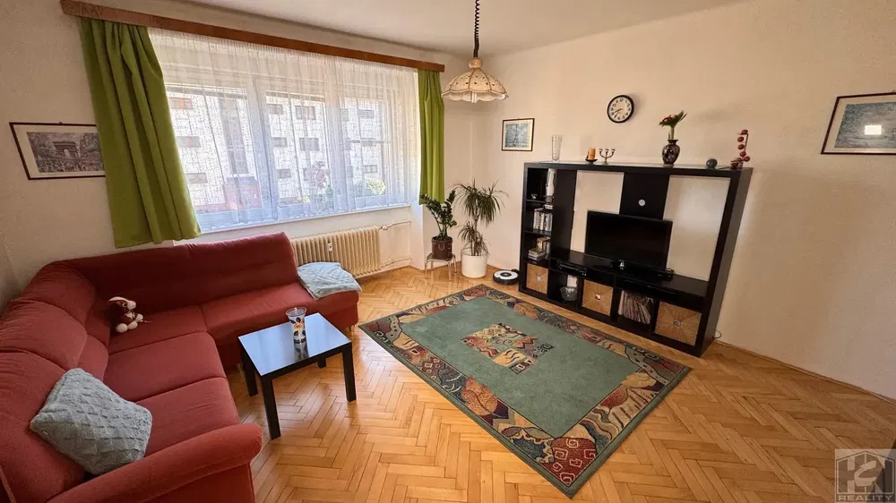 Obývací pokoj; přirozené světlo, dřevěná podlaha, moderní styl