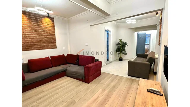 Wohnzimmer; holzboden, tageslicht, moderner stil