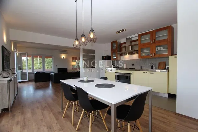 Kuchnia; widok, podłoga drewniana, światło dzienne