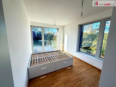 Camera da letto; pavimento in legno, luce naturale, vista