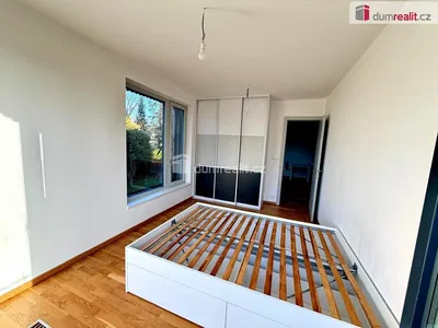 Camera da letto; pavimento in legno, luce naturale