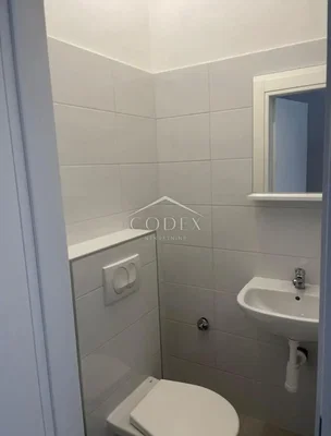 Toaleta; dlažba, po rekonstrukci, přirozené světlo