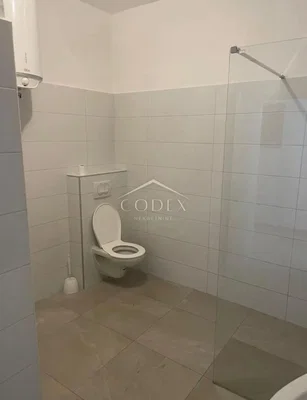 Toaleta; dlažba, ohřívač vody