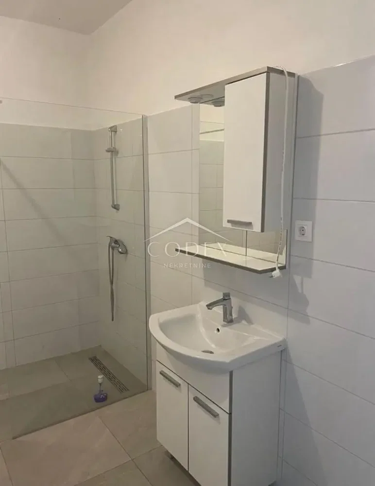 Koupelna; dlažba, po rekonstrukci, přirozené světlo, moderní styl