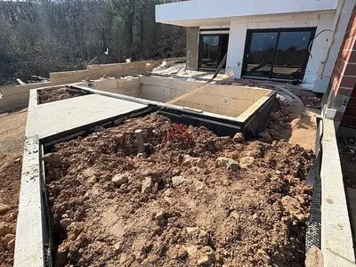 Kuća i okolina; potrebna renovacija