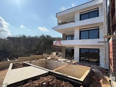 Kuća i okolina; potrebna renovacija