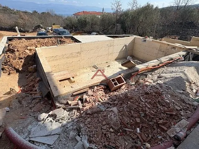 Kuća i okolina; potrebna renovacija