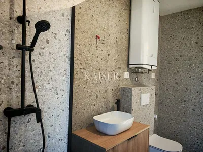 Toalet; bojler, pločice, renoviran, prirodno svjetlo, moderni stil