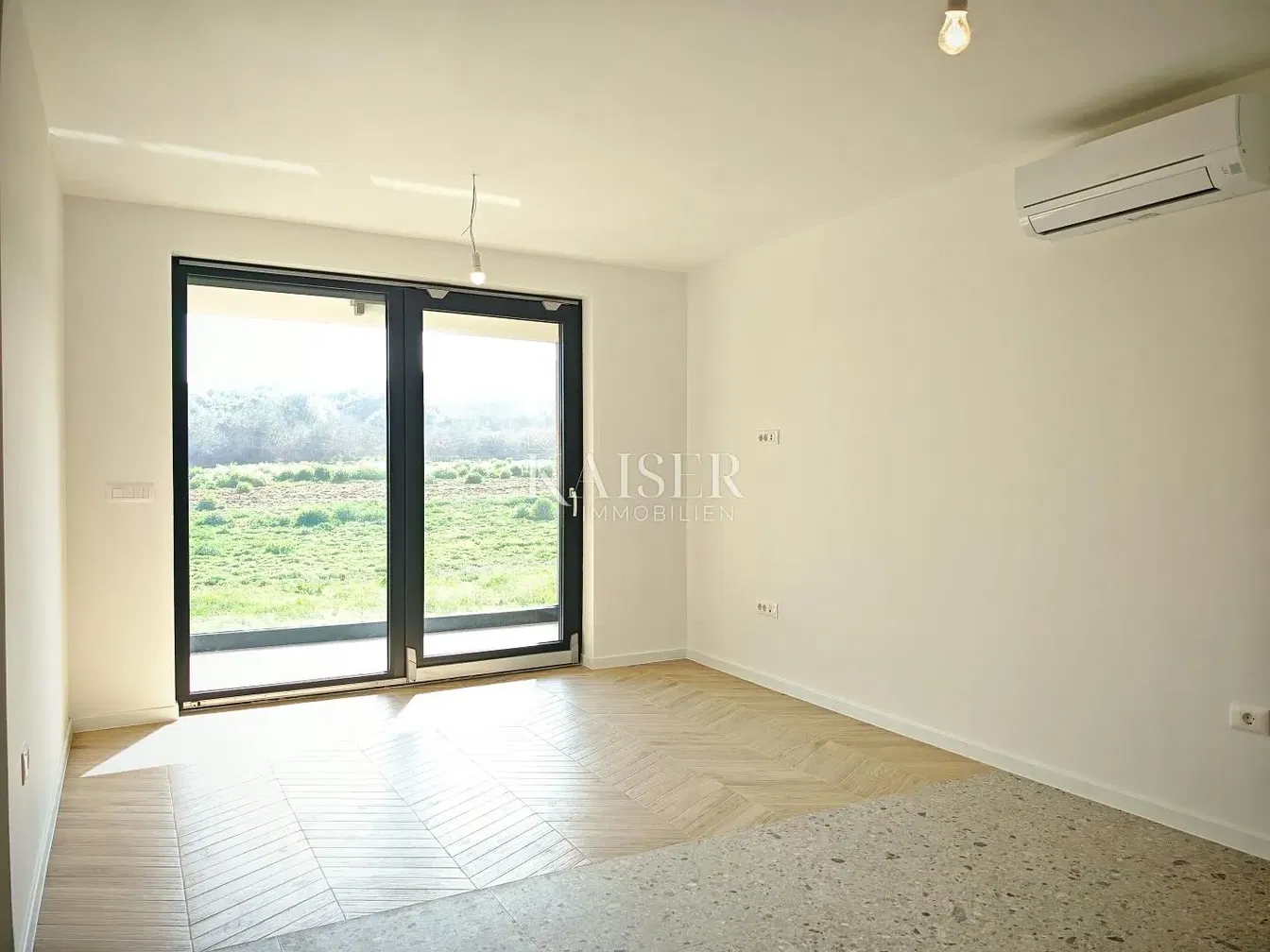 Dnevna soba; pogled, drveni pod, prirodno svjetlo, renoviran