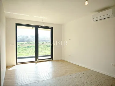 Dnevna soba; pogled, drveni pod, prirodno svjetlo, renoviran