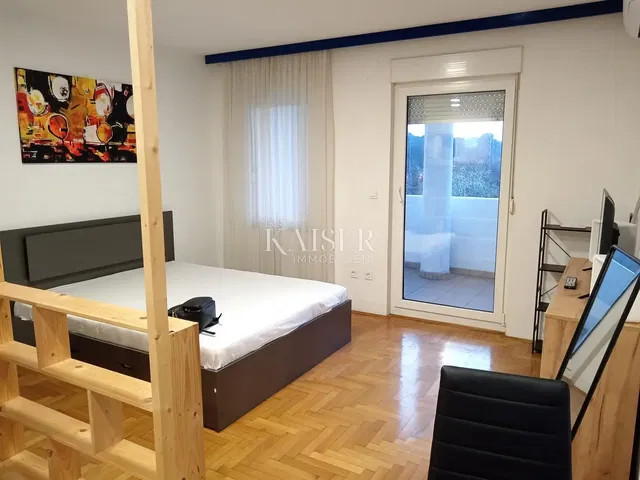 Dormitorio; suelo de madera, luz natural