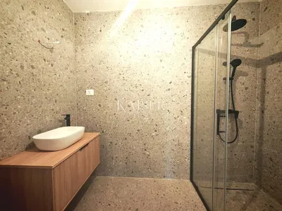 Купатило; плочице, реновиран, природно светло, модерни стил