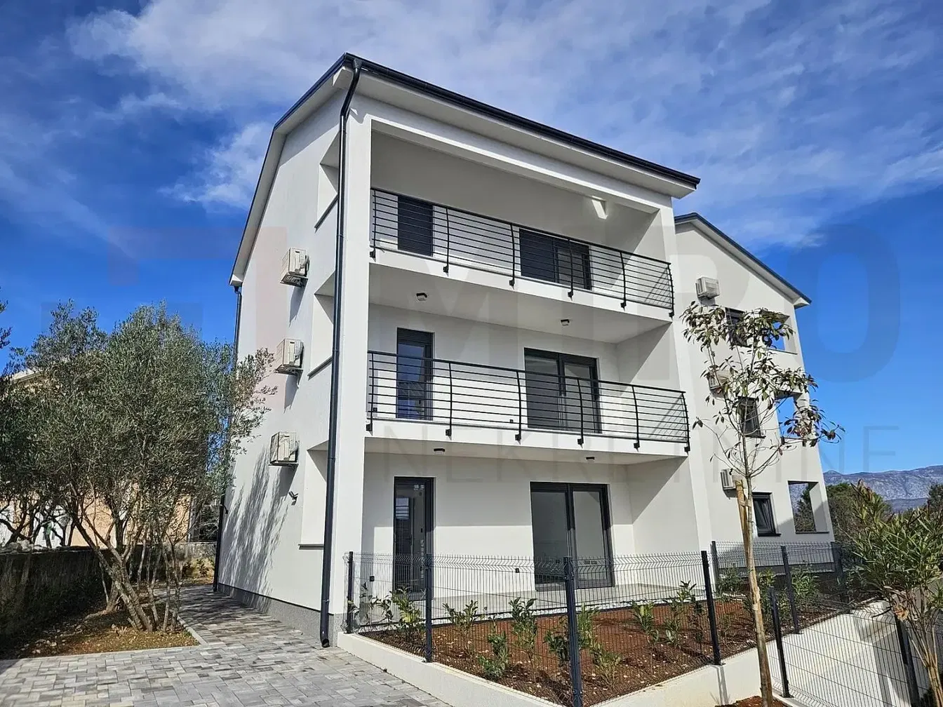 Casa y alrededores; vista