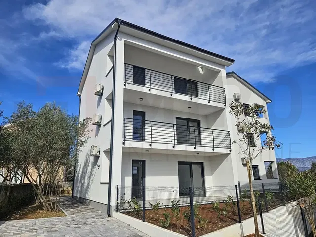 Casa y alrededores; vista