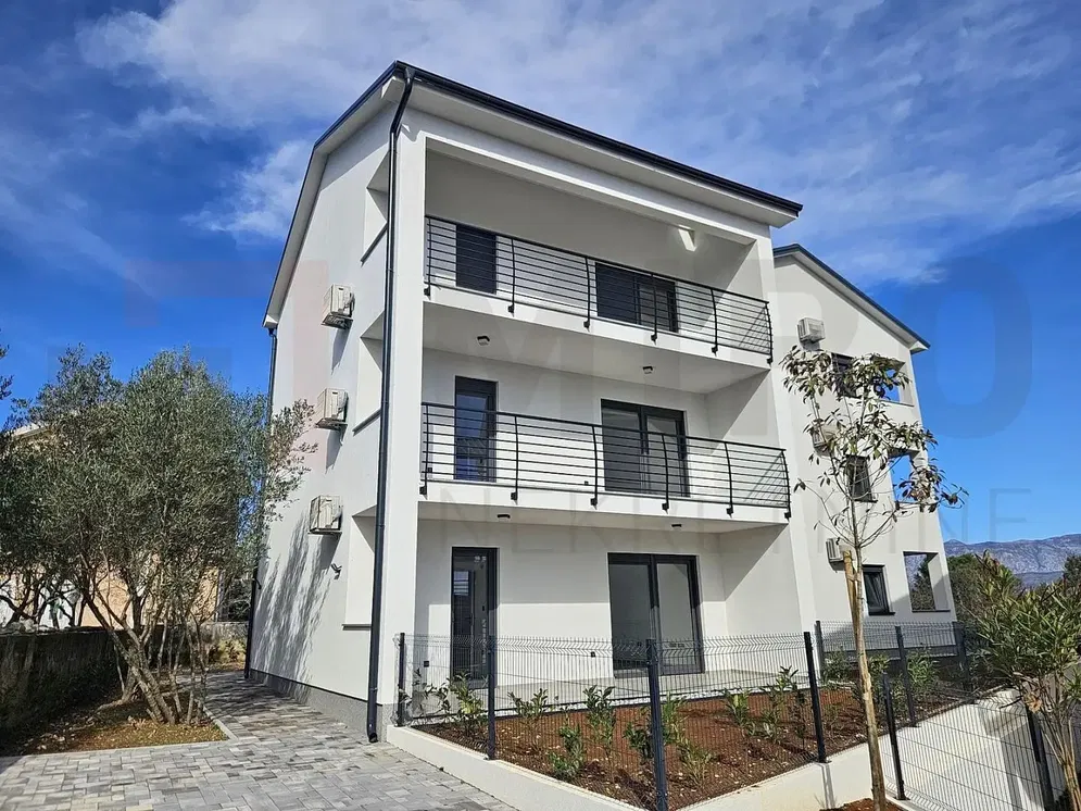 Casa y alrededores; vista