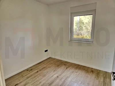 Dormitorio; vista, suelo de madera, luz natural