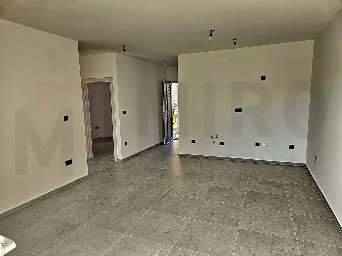 Salón; suelo de baldosas, necesita renovación