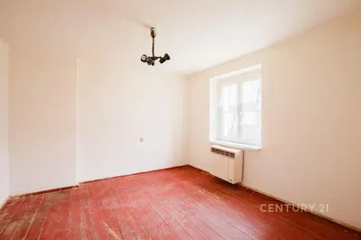 Yatak odası; tadilat gerekiyor, ahşap zemin, doğal ışık