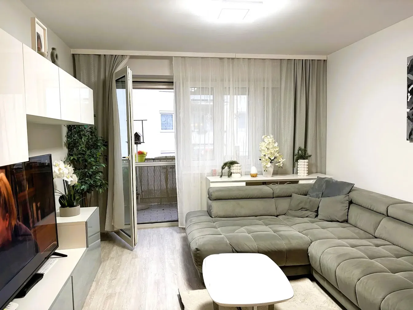 Oturma odası; doğal ışık, modern stil