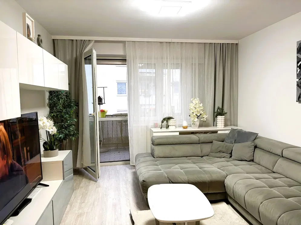 Oturma odası; doğal ışık, modern stil