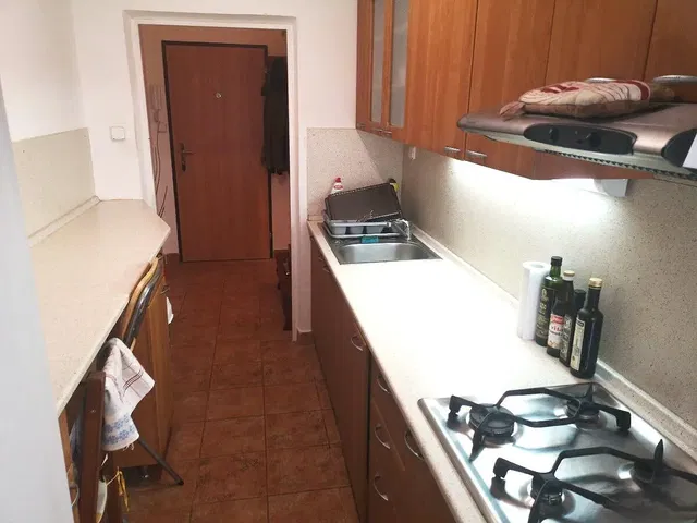 Cuisine; carrelage, lumière naturelle, style moderne