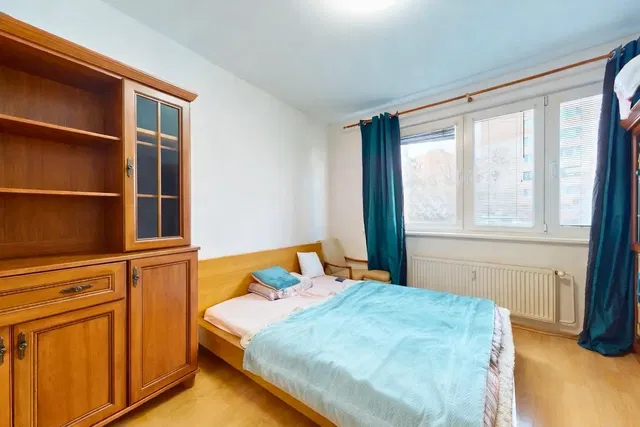 Ložnice; dřevěná podlaha, přirozené světlo