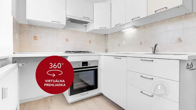 Kuchyně; kuchyňské spotřebiče, dlažba, po rekonstrukci, přirozené světlo, moderní styl